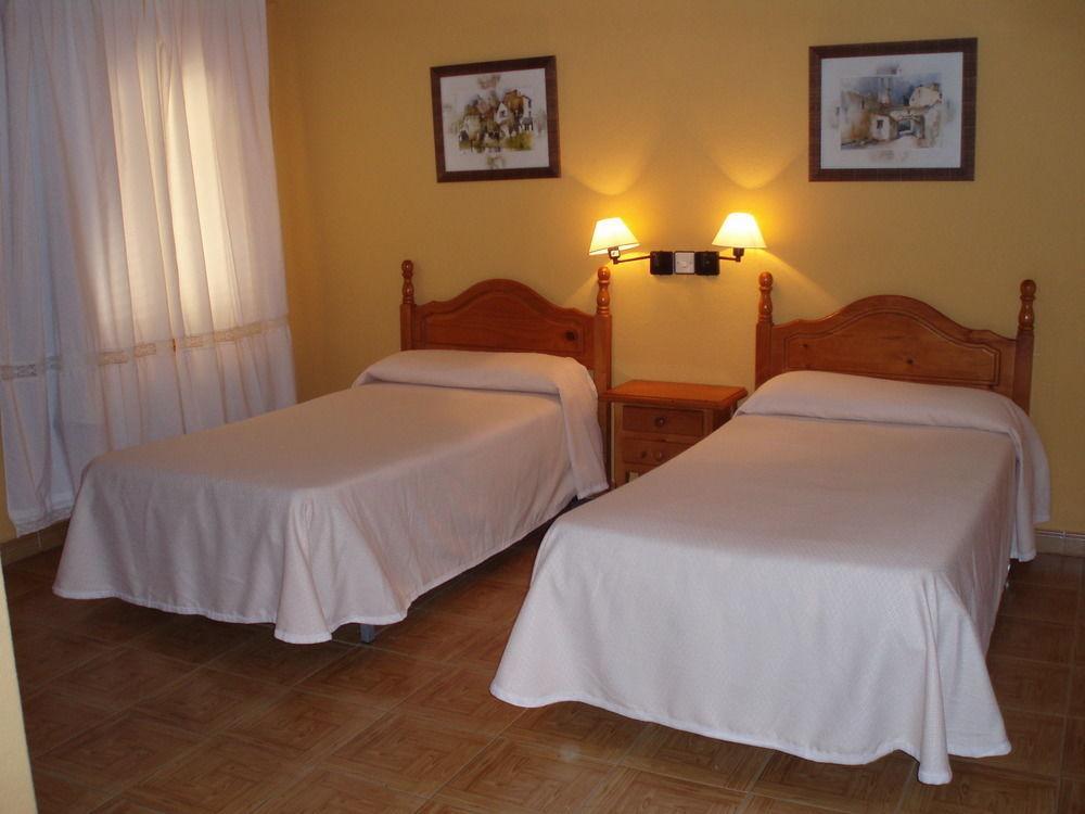 Hostal La Colonial Мадригаль-де-ла-Вера Экстерьер фото